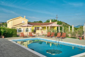  Holiday Home Usce  Комин
